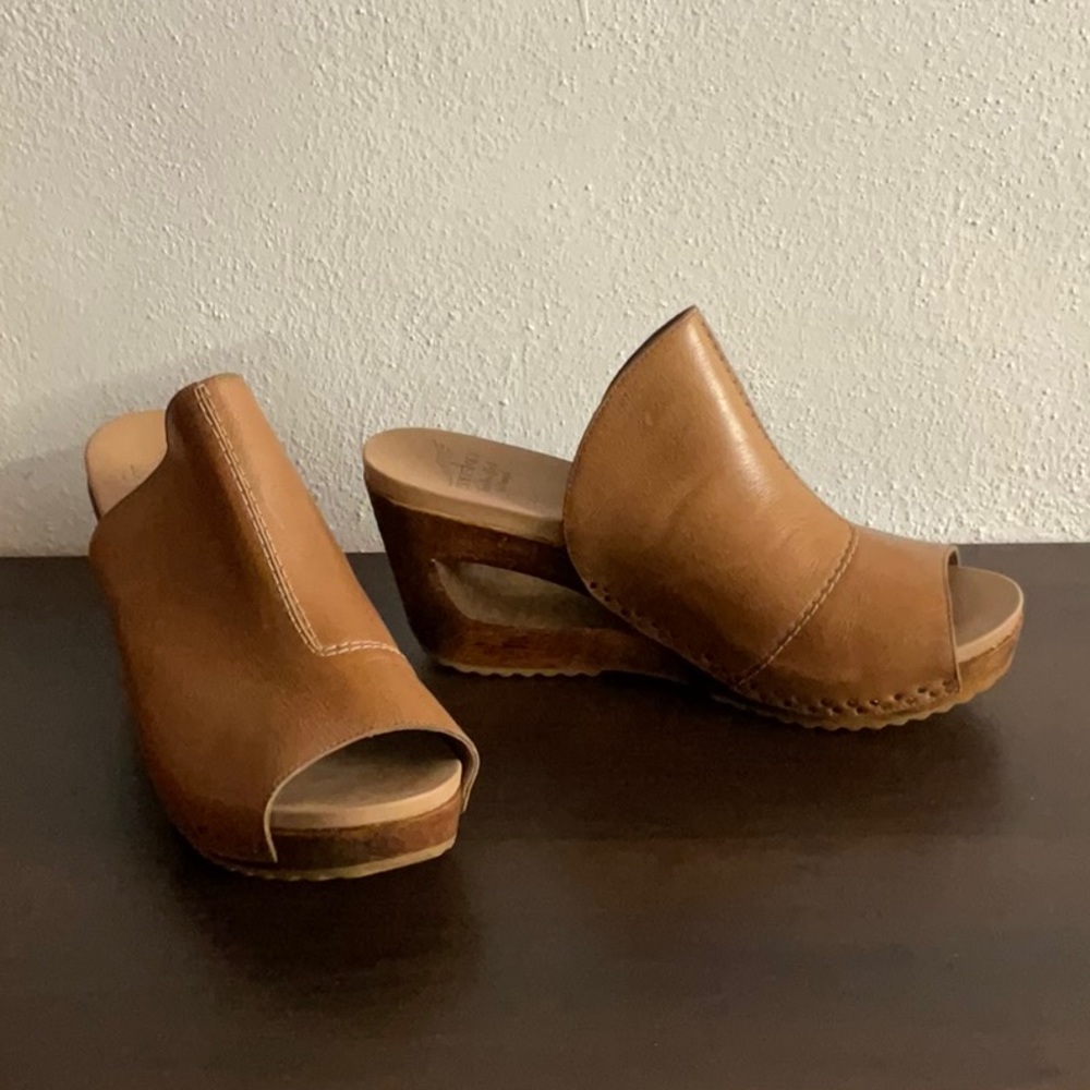Dansko handcrafted in Brazil caramel leather Peep-toe wood wedge heel Sz.11